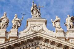 Basilica di S. Giovanni in Laterano, particolare del fastigio.